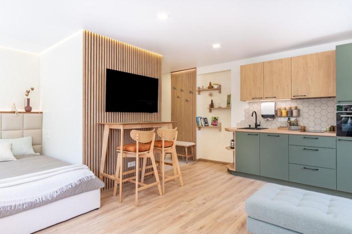 Designer studio apartment in the heart of the city - free parking!