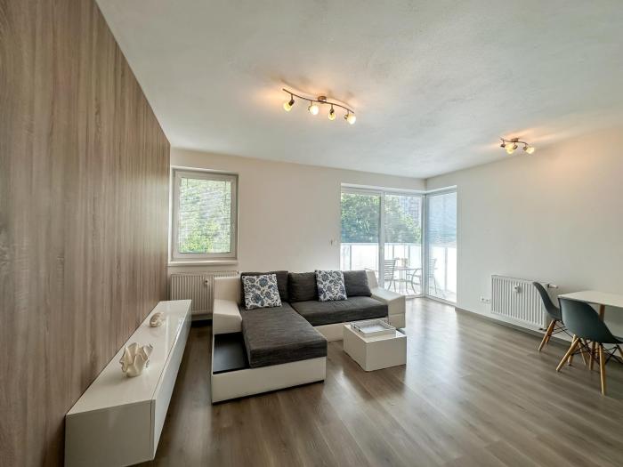 Simcity VII I Downtown 24 7 w parking and terrace