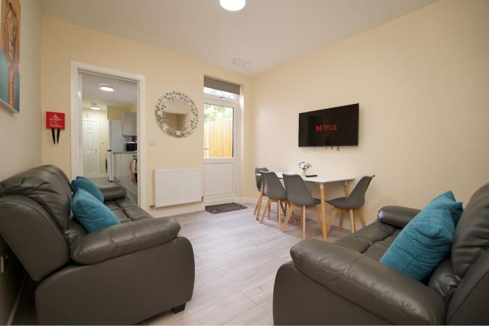 Hastings Manor - Free Netflix, Parking, WiFi & Private Garden
