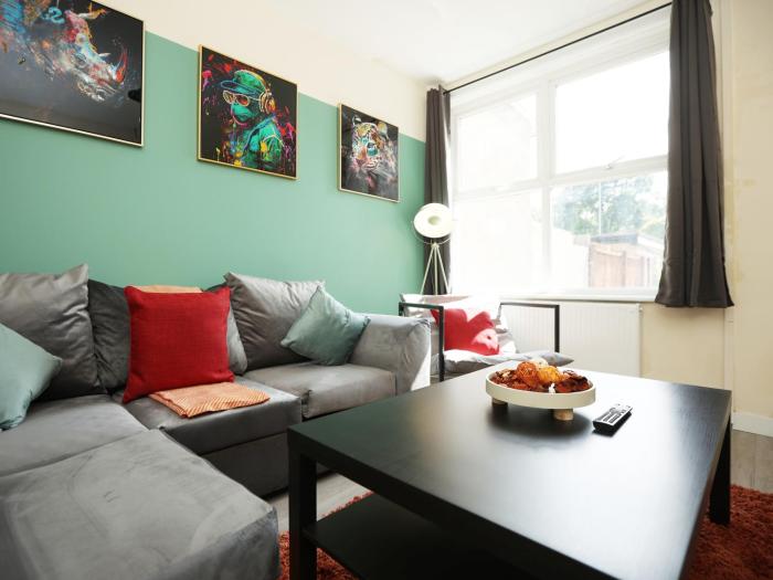 Malpas Place By N And N Stays Ltd, Huge 5 Bedroom house sleeps 9 Perfect for Contractors & Workers, Free Pvt Parking, Fast Wifi, Close to M4 and local amenities