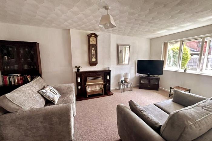 Oldham Bungalow Retreat: 2BD Peaceful Comfort