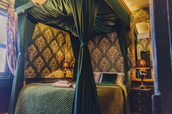 101 House At The End. Witchcraft & Wizardry House