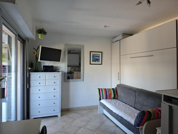 Studio face mer avec clim, WiFi, parking privé, terrasse ensoleillée - FR-1-803-50