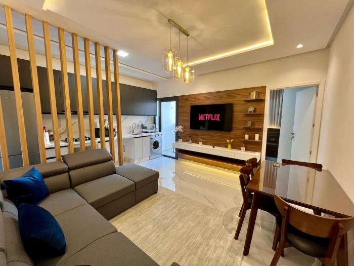 Downtown Getaway - 2 BD Beach Nearby