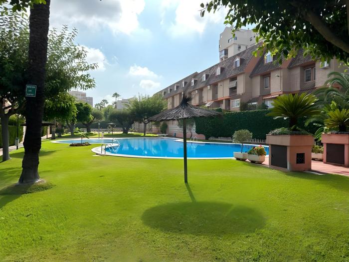 Adosado con piscina en la playa
