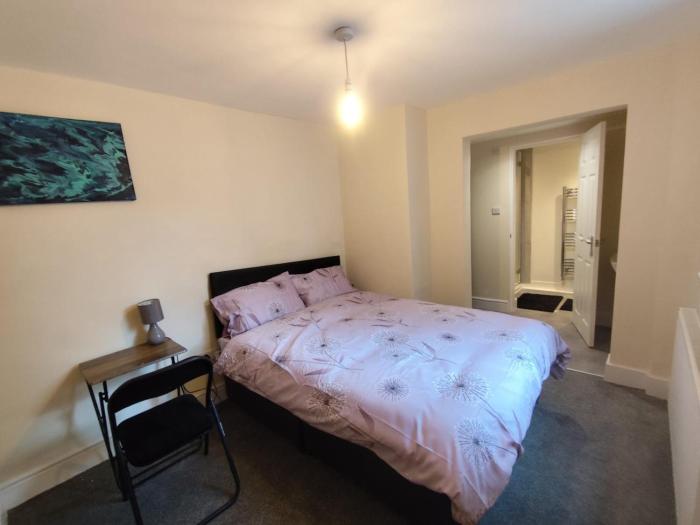 En-Suite Double-Bedroom in the Heart of Salford Manchester CR2 Perfect for Short Stays