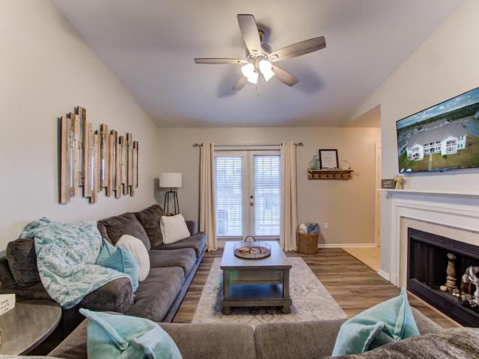Full Condo w Pool & Gym, Sleeps 4
