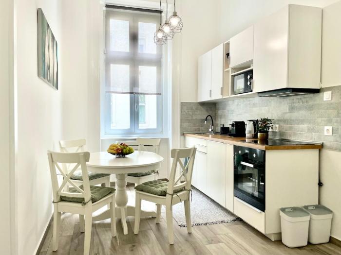 Central Premium Apartment w 2 double beds and sofabed