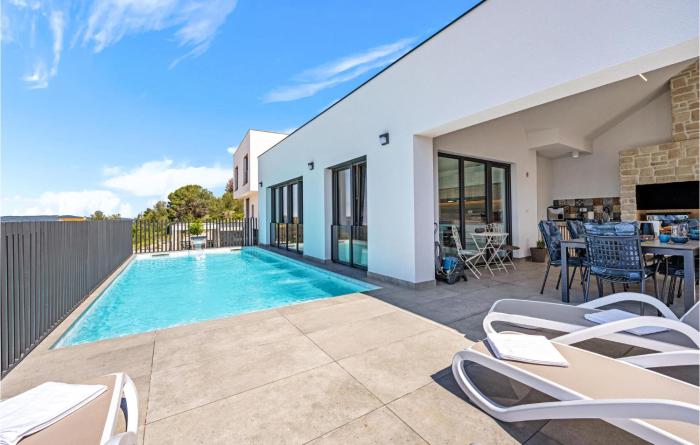 Awesome Home In Zaboric