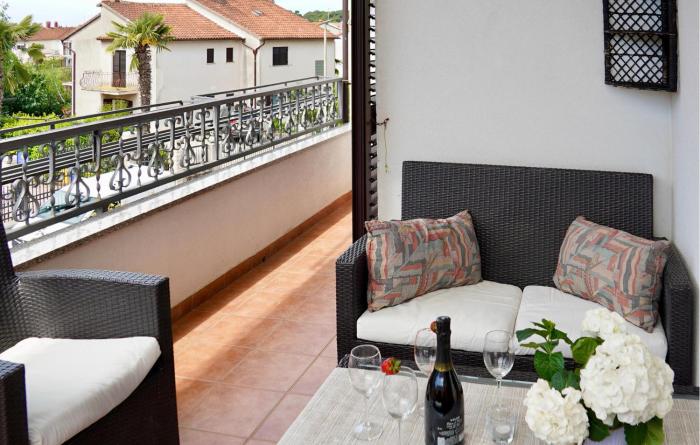 2 Bedroom Cozy Apartment In Rovinj