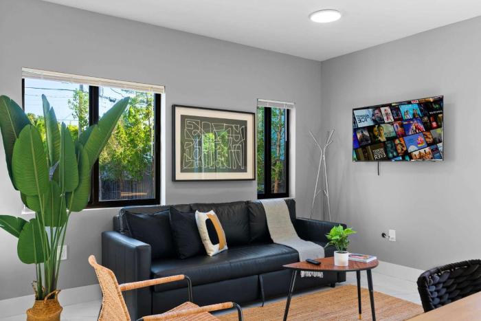 Urban Comfort - 20min to Beach & Airport