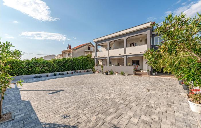 2 Bedroom Cozy Apartment In Povljana