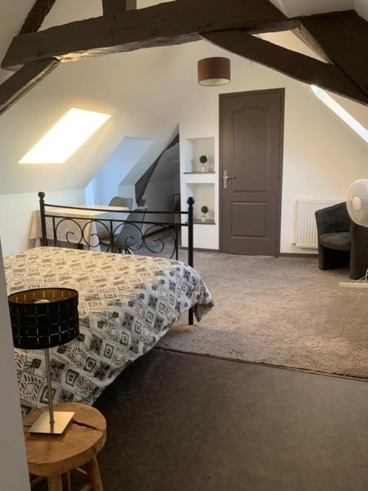 Chambre chaleureuse avec accès indépendant et sanitaires indépendants