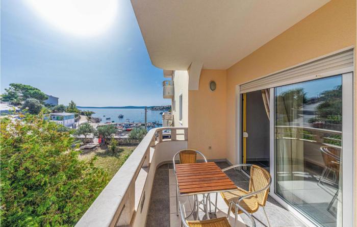 Lovely Apartment In Okrug Gornji