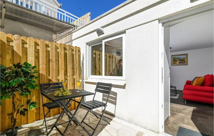 Amazing Apartment In Okrug Gornji