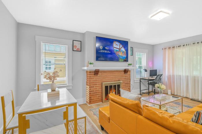 Elegant 5 bedrooms Home Near Millikin Univ