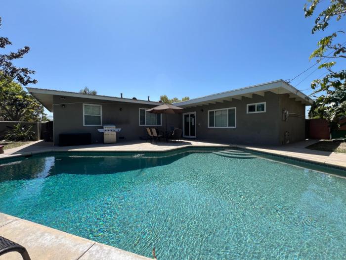 Gorgeous Pool Home 12 Mile Walk to Disney