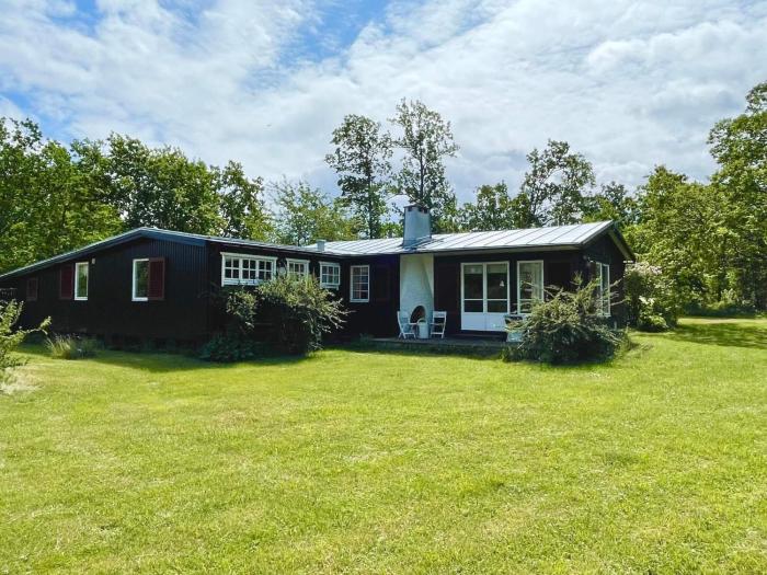 Cozy Seaside Getaway in Grankullavik