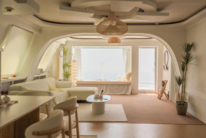 Double-decker pension Ocean view duplex with a view of Cheongsapo Beach train #High-rise view#Ocean front view