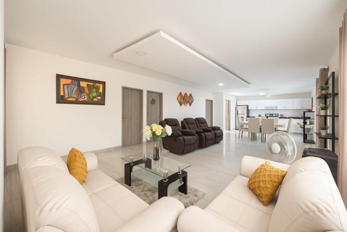 Casa con piscina cerca al aeropuerto