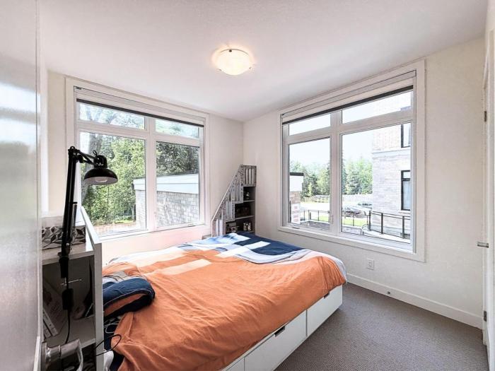 Cozy room in Smart Home with Private Bath near Wonderland, central Richmond Hill, home made Breakfast options