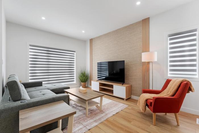 Spacious new 3BR, sleeps 10, King Bed, 8min to YWG