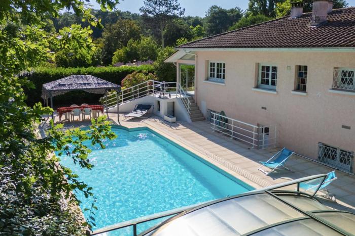 Large house with pool near beach