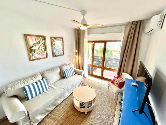 Bright, central, close to the sea, parking and WiFi