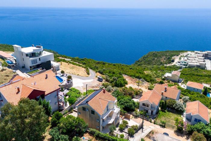 Penthouse apartment with panoramic oceanview