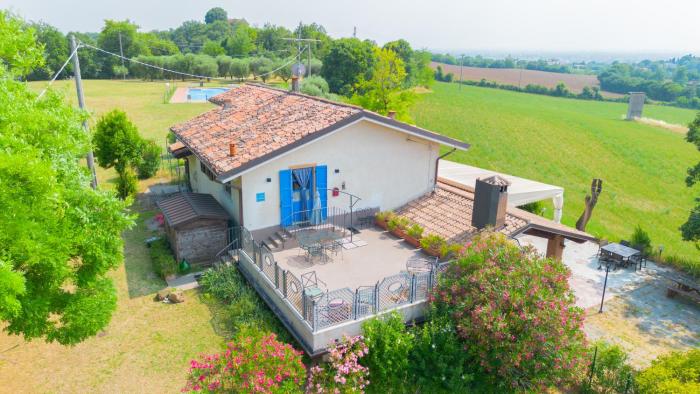 swimming pool and private garden, Casa in collina