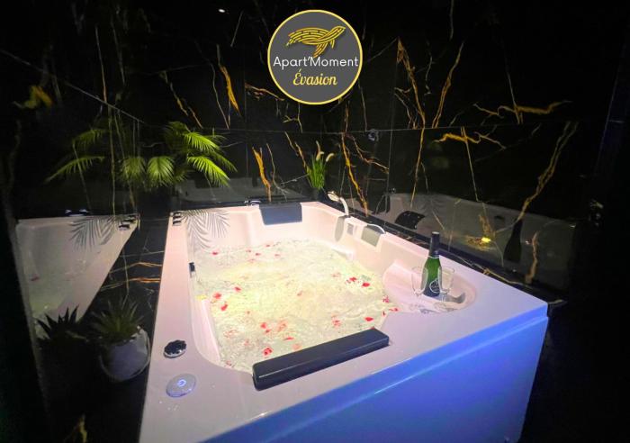 Séjour détente à Saint-Omer - jacuzzi privé, terrasse, centre-ville et parking gratuit