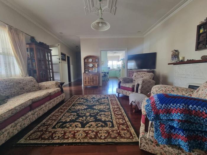 Albert Road Cottage - late art deco 3 bedroom house and caravan