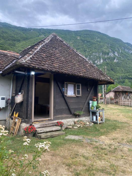 Etno vajati Perućac