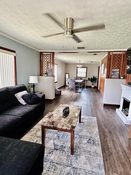 Spacious Lake Retreat for Families