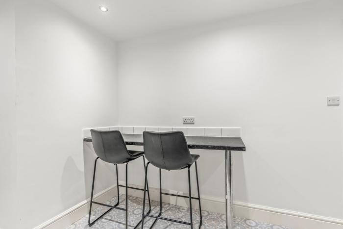 Luxury 2BR City Apt With Parking Sleeps 8