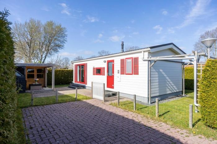 Chalet Paradys met Sauna op Park De Friese Wadden Tzummarum, buitenzwembad aanwezig