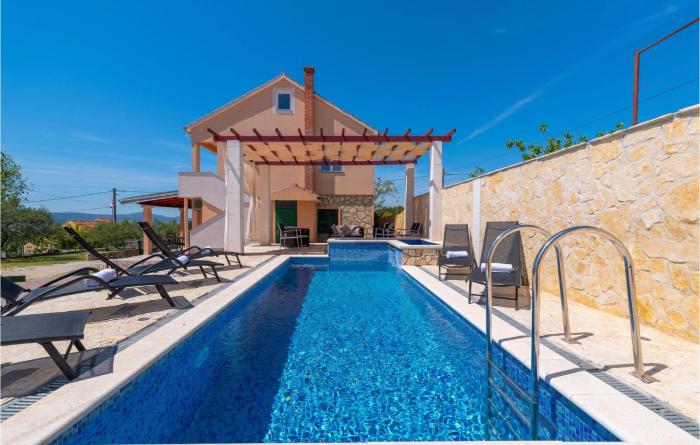 Awesome Home In Sveti Filip I Jakov