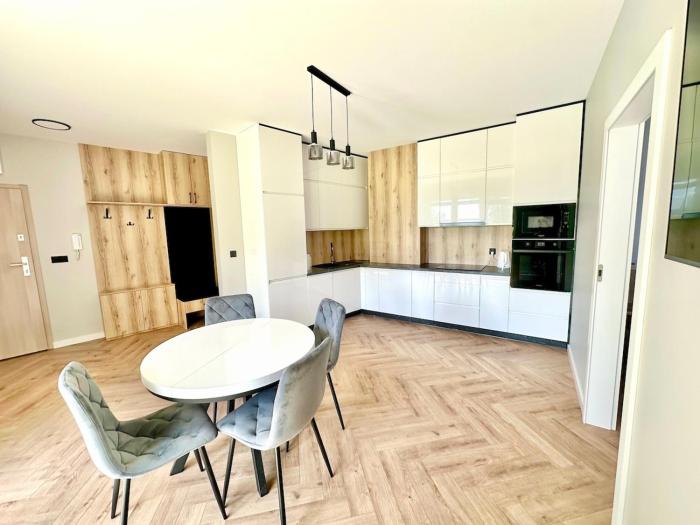 Salon z widokiem na jezioro Kisajno i 2 sypialnie