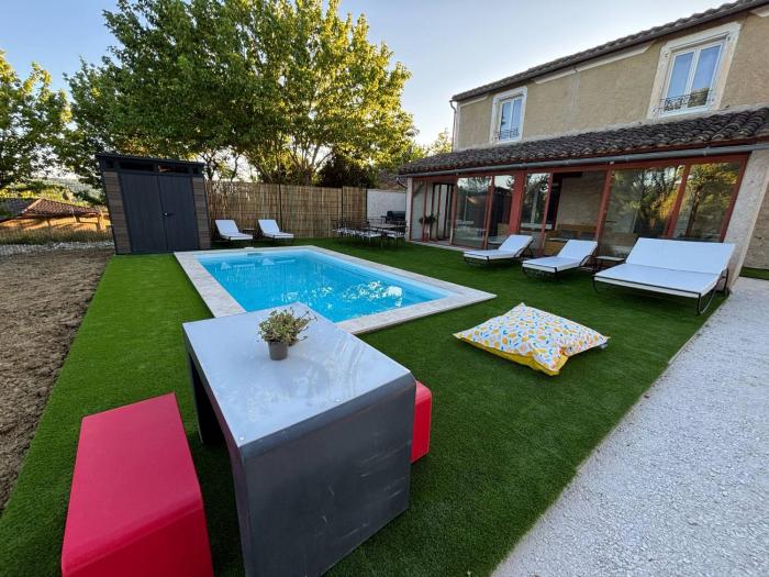 At Stéphanie and Damiens, Charming stone and pool