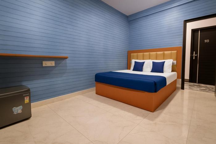 TH0MS0N H0LIDAY H0Me