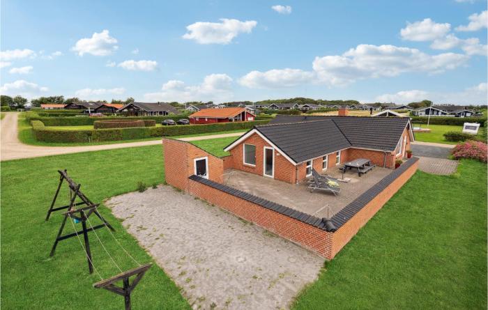 Nice Home In Vinderup With Sauna