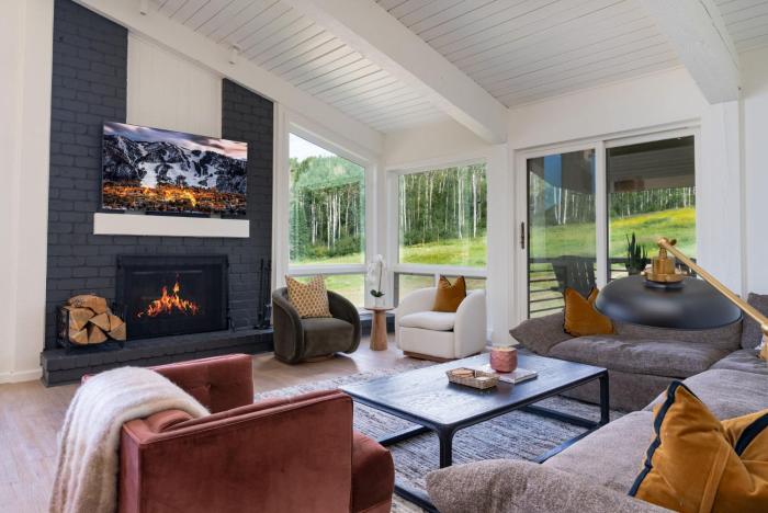 4 BR TRUE Ski-in & Out Stunning Views Pool HotTub