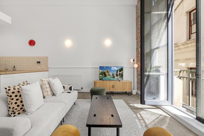 Classic 1-Bed City Stay Near Eateries and Laneways