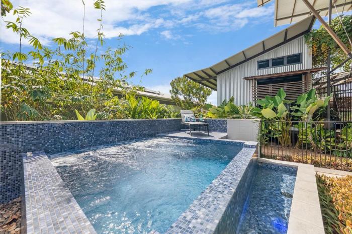 Tropic Pavilion - Breezy Designer Retreat near Beach