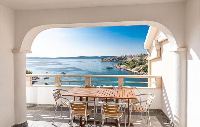 Awesome Apartment In Okrug Gornji