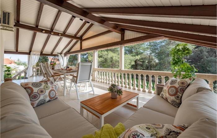 3 Bedroom Beach Front Home In Zdrelac