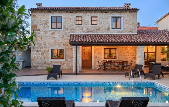 3 Bedroom Cozy Home In Valtura