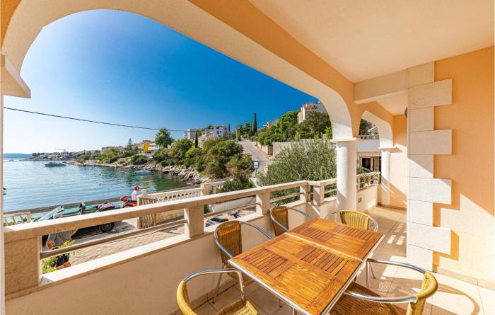 Nice Apartment In Okrug Gornji