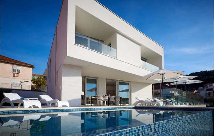 Amazing Home In Trogir With Sauna