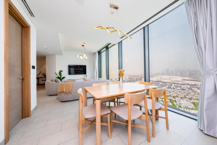 Modern Living with Skyline Views in Hartland